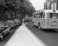 850415 Afbeelding van het verkeer op de Catharijnesingel tussen de Vaartscherijnbrug (achtergrond) en de Bleekstraat te ...